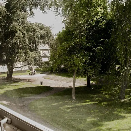 Belle Lumineux -tram Au Pied De L'immeuble - * 赫洛威尔·圣卡拉